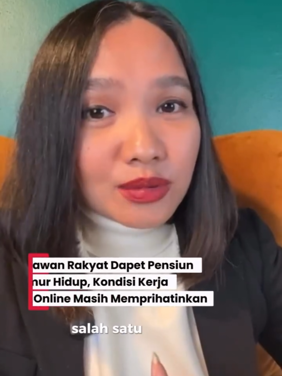 Mereka mungkin hanya terlihat sekilas di layar. Nama, plat, dan wajah di aplikasi. Tapi di balik itu, ada manusia yang menempuh panas, hujan, dan risiko di jalanan demi kita. Mereka juga berhak atas perlindungan yang adil. Seperti dijamin oleh Pasal 28D ayat (2) UUD 1945: setiap orang berhak untuk bekerja serta mendapatkan imbalan dan perlakuan yang adil dan layak dalam hubungan kerja. Saatnya negara hadir, bukan sekadar lewat tarif dan bonus, tapi lewat undang-undang yang menjamin keselamatan dan kesejahteraan rekan ojek online.