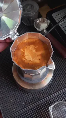บางทีความสุขก็เกิดขึ้นได้ง่ายๆ ด้วยการมอง ดูกาแฟออกมาจากหม้อ ขอให้เป็นวันที่มีความสุขมากไนะครับ #coffee #mokapot #espresso #slowbarcoffee #กาแฟ 
