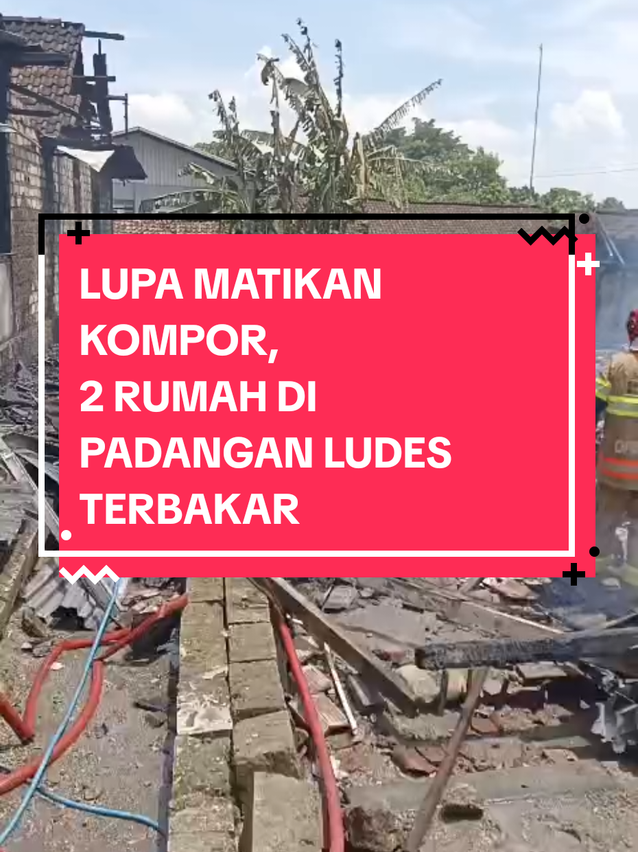 Lupa Matikan Kompor, Dua Rumah di Padangan Bojonegoro Ludes Terbakar Reporter: Rizki Nur Diansyah
 blokBojonegoro.com - Si jago merah melahap dua rumah warga di Desa Sonorejo, Kecamatan Padangan, Kabupaten Bojonegoro. Kebakaran ini, diduga disebabkan pemilik rumah lupa mematikan kompor saat digunakan, Minggu (12/10/2025) pagi.   Insiden itu menghanguskan satu rumah milik Suparti (70) beserta seluruh isinya, sementara satu rumah lainnya milik Ratmin (45) terbakar sebagian.  Kepala Bidang (Kabid) Pemadaman dan Penyelamatan Dinas Pemadam Kebakaran dan Penyelamatan (Damkarmat) Kabupaten Bojonegoro, Ahmad Agus Salim, membenarkan peristiwa itu. Menurutnya, kebakaran pertama kali diketahui sekitar pukul 09.15 WIB oleh warga setempat, yang kemudian melaporkan kejadian ke Pos Damkarmat Padangan. “Kami menerima laporan pukul 09.18 WIB, dan petugas langsung bergerak cepat menuju lokasi,” ungkap Agus. Setibanya di tempat kejadian pukul 09.31 WIB, api sudah membesar dan menghanguskan hampir seluruh bangunan rumah milik Suparti. Sebanyak empat unit armada pemadam dari Pos Padangan, Ngraho, dan Ngambon diterjunkan dengan 15 personel untuk menjinakkan si jago merah tersebut.  “Api baru berhasil dipadamkan sepenuhnya sekitar pukul 11.30 WIB,” jelas Agus. Kebakaran itu, lanjut Agus, menyebabkan rumah milik Suparti (70), berukuran 10x15 meter, terbakar 100 persen beserta seluruh isinya, termasuk perabotan dan peralatan elektronik. Kerugian ditaksir mencapai Rp200 juta. Sementara rumah milik Ratmin (45) yang berada di sebelah barat, terbakar sekitar 30 persen, dengan kerugian mencapai Rp50 juta. “Dari hasil penyelidikan sementara, penyebab kebakaran diduga berasal dari aktivitas memasak yang ditinggal pemilik rumah hingga api membesar,” bebernya. Beruntung, api tidak merembet ke rumah-rumah di sekitarnya. Berkat gerak cepat petugas dan bantuan warga setempat, tiga rumah lain di sisi timur, utara, dan barat berhasil diselamatkan dari kobaran api, dengan total aset senilai sekitar Rp550 juta. “Alhamdulillah, tidak ada korban jiwa maupun luka dalam kejadian ini,” pungkasnya. [riz/ ]