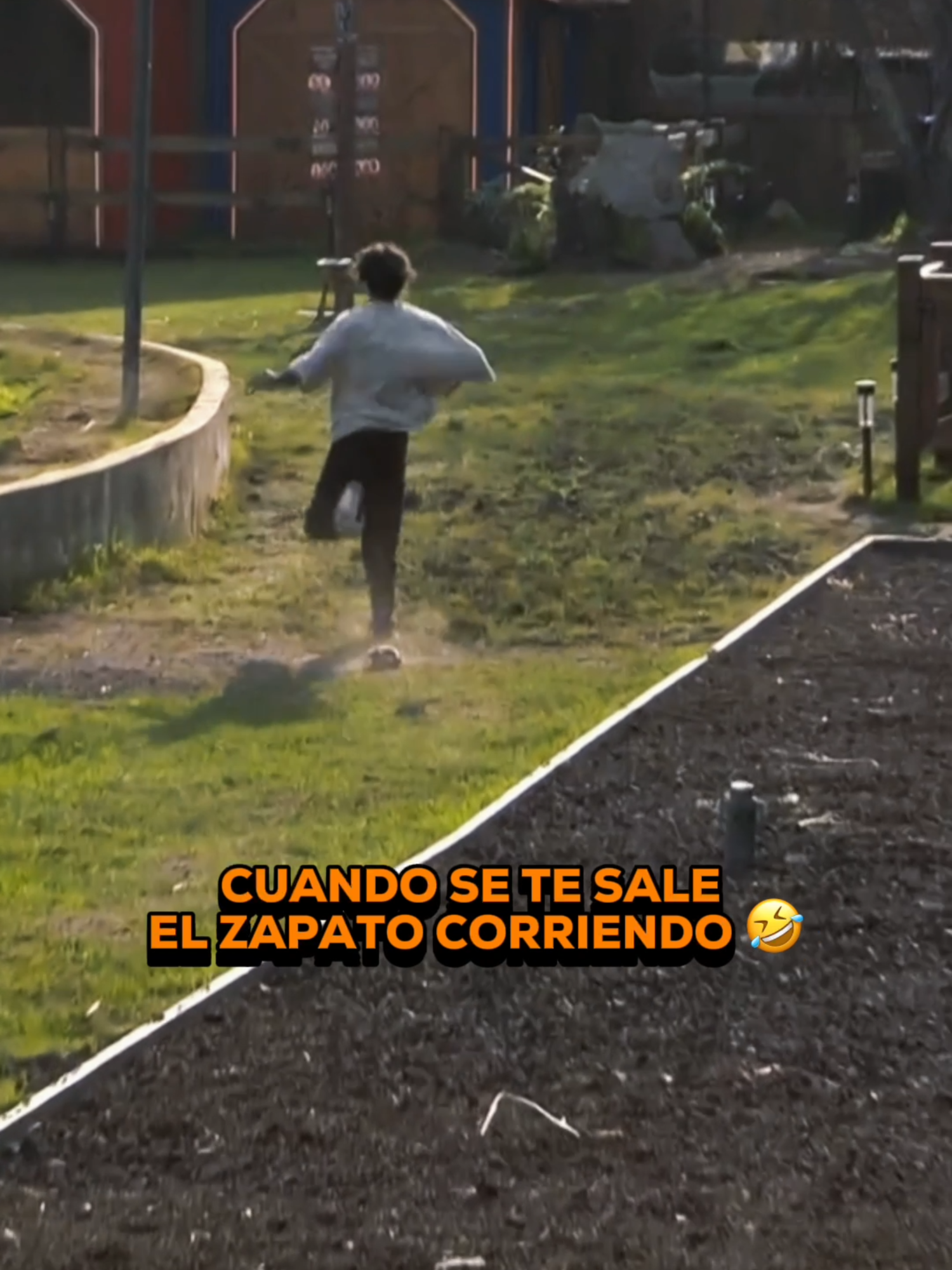 En #LaGranjaVIP se pierde el glamour y así fue como #SergioMayerMori perdióoooo el zapato. 😝🙌🤠 🌾 Transmisión 24/7 en #DisneyPlus experiencia completa. Durante dos semanas podrás disfrutarla en mis redes: 🌐Sitio Web 📱App TV Azteca En Vivo 💻YouTube