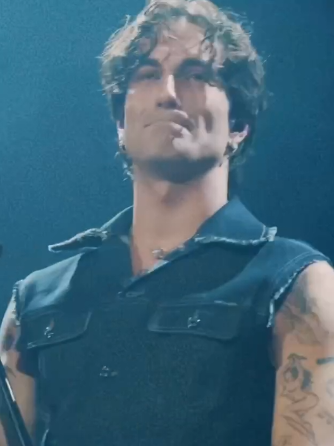 Damiano emocionado ao homenagear Paolo, um jovem que tirou a própria vida devido ao bullying que sofria na escola 🥺 🎶 Cover Le Tasche Piene Di Sassi - Jovanotti  🗓️ 11/10 📍 Roma - Itália 🇮🇹 @Damiano David #damianodavid #maneskin #fyp #foryoupage #viral 