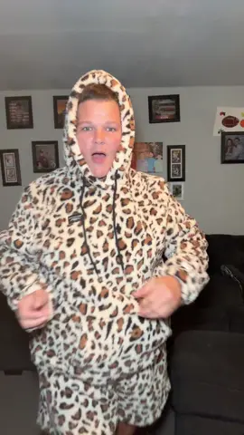 This two-piece Sherpa shorts and hoodie set is giving cozy but make it cute vibes 🩶 Perfect for lounging or running errands in style! ✨ #CozyVibes #SherpaSet #LoungeWearGoals #FallFashion #ComfyAndCute          