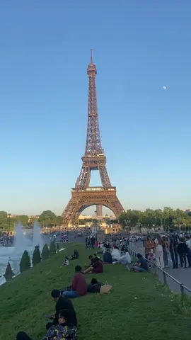 Me gustan las caminatas… en París. #paris #eifeltower 