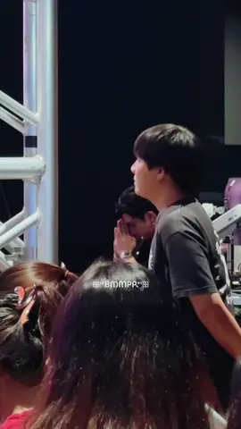 เอ็นดูเพิร์ธมียืนไหว้อยู่ด้านข้างก่อนขึ้นเวทีด้วย ก็ไม่แปลกใจที่จะพากันไปผูกด้ายแดงกับน้อง  #Perthtanapon #เพิร์ธธนพนธ์  #GMMTVLiveHouse  PERTH LIVEHOUSE ONSTAGE
