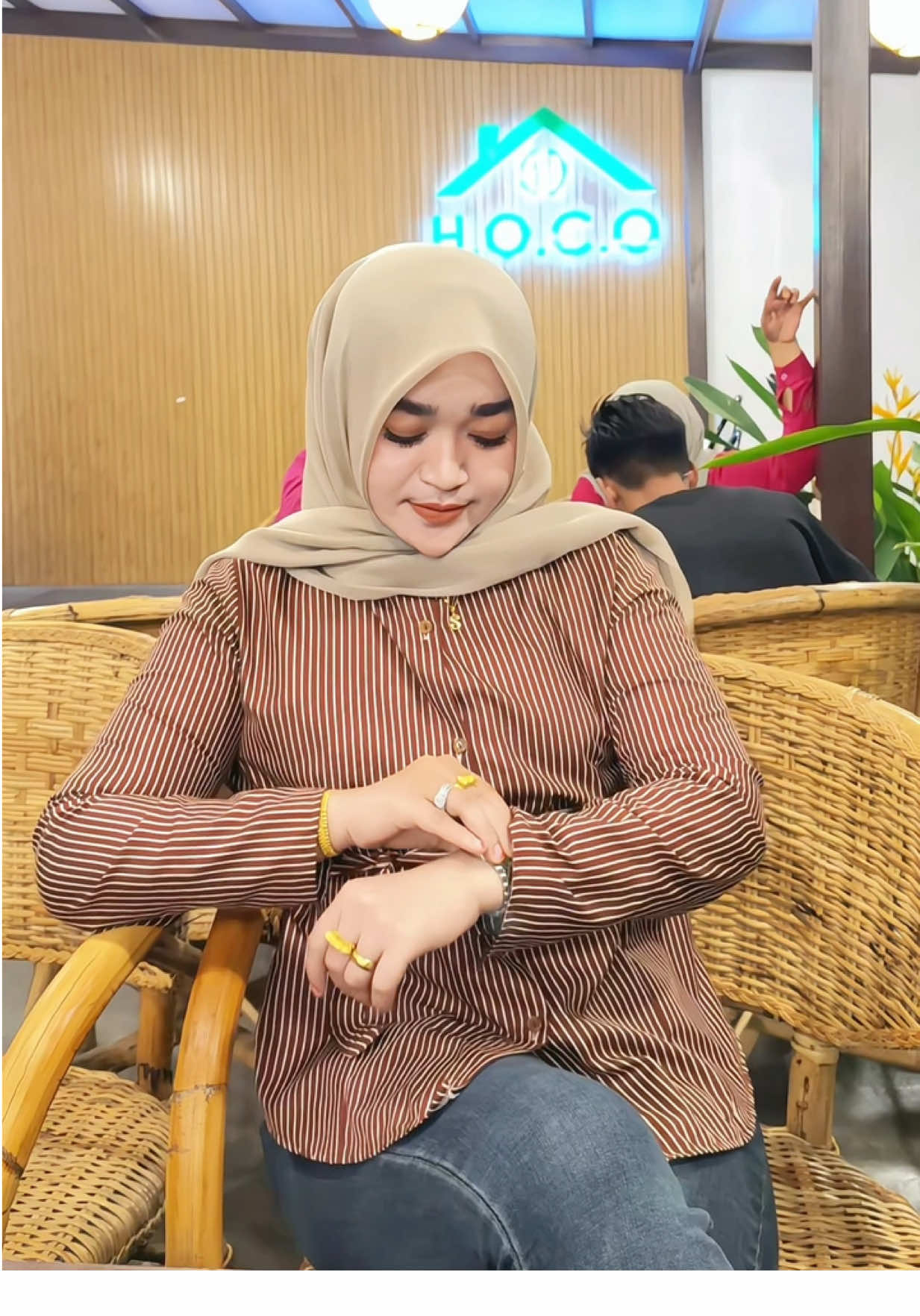 Haruss punya kemejaa gini, cantikk poll😍 #kemeja #fypシ゚ #hijabstyle #ootdmurah #atasanwanita 