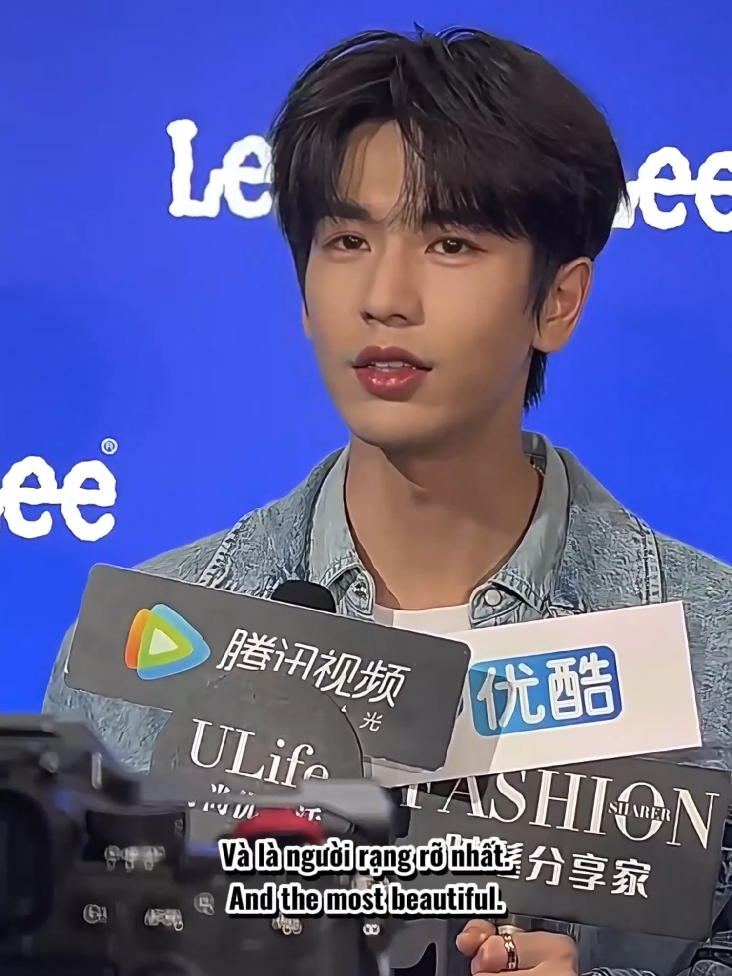 [ENG - VIETSUB] LEE JEANS x Trương Lăng Hách | 15.10.2025 PHỎNG VẤN VỚI TRUYỀN THÔNG VỀ LEE JEANS  Với chủ đề mới lần này của Lee — “DENIM THAT SPEAKS YOU” -------------- Q: Trong cuộc sống hằng ngày, bạn có tự phối đồ OOTD (outfit of the day) không? Do you usually put together your own OOTDs in daily life? A: Tất nhiên rồi. Bình thường tôi vẫn thích chọn mặc những trang phục đơn giản, đúng kiểu tôi thích — ví dụ như denim màu sáng hay quần jean nhỏ gọn, đó đều là những lựa chọn yêu thích của tôi cả khi đi diễn. Of course. I usually go for simple outfits I like — light denim, small-cut jeans — those are my go-to choices even for concerts. -------------- Q: Trong công việc, bạn thường phải thay đổi nhiều phong cách khác nhau, vậy sau giờ làm bạn có mẹo nào giúp thư giãn nhanh không? At work you often switch between different looks — do you have any quick ways to relax after work? A: Thật ra không biết mọi người có cảm nhận vậy không, nhưng với tôi, chỉ cần thay sang một bộ đồ thật thoải mái, là cảm giác cơ thể nhẹ nhõm hẳn. Mỗi ngày khi cởi bộ vest ra và mặc lại đồ của mình, khoảnh khắc đó tôi cảm thấy mình thật sự tự do. Honestly, I’m not sure if everyone feels this way, but once I change into comfortable clothes, I instantly feel lighter. Every day when I take off my suit and put on my own clothes, that’s the moment I feel free. -------------- Q: Với chủ đề mới của LEE “Denim That Speaks You”, bạn có nghĩ rằng không cần cố tạo dáng cầu kỳ cũng có thể khiến mọi người tự tin thể hiện bản thân hơn không? Regarding Lee’s new concept “Denim That Speaks You” do you think being natural rather than over-styled helps people be more confident? A: Tôi cảm thấy điều này giống như tinh thần của thương hiệu — “Denim That Speaks You” nghĩa là tin tưởng vào chính mình, dám nghĩ dám làm, và chọn trang phục thể hiện phong cách riêng. Hãy tin rằng bạn chính là người đẹp nhất, rạng rỡ nhất. I think it’s just like the brand’s spirit — “Denim That Speaks You” means believing in yourself, daring to think and act, and choosing what suits your own style. You have to believe you’re the best and the most beautiful. -------------- Q: Nếu dùng một khung cảnh nhỏ trong đời sống để miêu tả cảm giác thoải mái, tự nhiên, bạn sẽ chọn cảnh nào? If you were to describe a relaxed moment with a daily life scene, which would you choose? A: Buổi sáng khi thức dậy hoặc buổi tối khi trở về nhà, đứng trước tủ quần áo và được tự do chọn cách phối đồ — đó chính là cảm giác thoải mái nhất. When I wake up in the morning or get home at night, standing in front of my wardrobe and freely choosing what to wear — that’s the most comfortable feeling. -------------- Q: Trong cuộc sống, bạn đã từng thử phá vỡ thói quen của mình chưa? Cảm giác thế nào? Have you ever tried breaking your usual habits? How did it feel? A: Tất nhiên là có rồi. Trước đây tôi thường mặc quần bó, nhưng khi đổi sang quần jean ống rộng, tôi mới nhận ra mình thật sự được thả lỏng. Of course. I used to wear tight jeans, but when I switched to wide-leg ones, I realized I was finally relaxed. -------------- Q: Với chủ đề mới của LEE, bạn nghĩ món đồ nào thể hiện rõ nhất tinh thần đó? In Lee’s new campaign, which item best represents this concept? A: Có nhiều món tôi muốn chọn lắm, nhưng nếu nói gần gũi nhất thì chính là chiếc quần tôi đang mặc hôm nay — nó khiến tôi cảm thấy tự do, phóng khoáng. There are many pieces I like, but the one I’m wearing today really gives me a relaxed, free feeling. -------------- Q: Gần đây bạn và LEE có dự án đặc biệt nào không? Do you and Lee have any special plans lately? A: Sắp tới sẽ có một buổi chụp hình quy mô lớn hơn, và tôi cũng hy vọng có thể mang đến cho mọi người hình ảnh mới mẻ hơn — của LEE và của chính tôi. There will be a bigger photoshoot soon, and I hope to show everyone a new side — both of Lee and of myself. #truonglanghach #zhanglinghe #leejeans