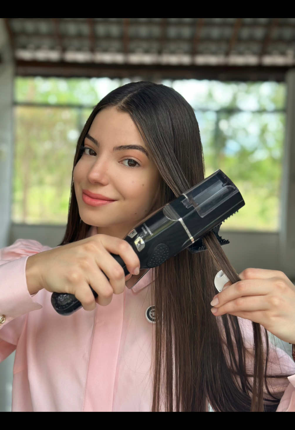 Não dava mais pra ficar com as pontinhas do cabelo ressecadas 🥹 Aí comprei essa máquina de corte bordado pra ver se funciona mesmo… E sim, ele só tira as pontinhas! kkk E olha o tanto de pontas que ela tirou 😳 (socorro kkk)