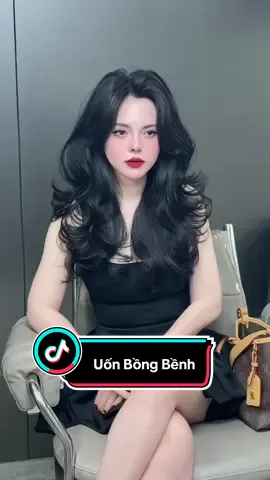 “Chút xoăn bung nhẹ, chút bồng bềnh tự nhiên 🍃 Tóc vừa đẹp vừa có độ phồng siêu đỉnh – đúng chuẩn salon hạng A 🥰 #khuongminhhair #uốntựnhiên #tócbồngbềnh #xuhuongtiktok #hairstyle 