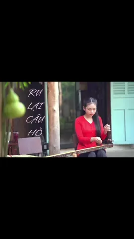 “Buồn thương chiếc áo năm nào rách đôi bờ vai Chị hai cứ ngóng trông hoài bóng con đò xưa.” |Ru lại câu hò - ST: Vũ Quốc Việt| Cover đàn Bầu - Diễm My #rulaicauho #nangbaudiemmy #danbau #viraltiktok #xuhuong 