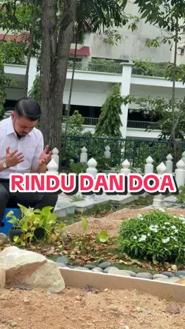 Ziarah kubur ayah... masa kecik-kecik dulu tak berpeluang tengok ayah hari-hari kerana ayah berpisah dengan mak sejak umur 4 tahun. Terkadang ada juga peluang setahun sekali duduk dengan ayah di Kuching semasa cuti sekolah. Bila dah dewasa, ayah pindah KL. Namun jarang dapat jumpa kerana kesibukan kerja masing-masing. Sekali jumpa mesti berjam-jam sembang tentang kerja, dunia politik, sunia kebapaan dan macam-macam. Namun, sejak ayah dah pergi selamanya, aku cuba untuk ziarah dan berdoa untuk ayah lebih kerap dari biasa. Semoga Allah merahmatimu dan mengampunimu Datuk Idris Abdullah (2 Mac 1957 - 17 Jun 2025).
