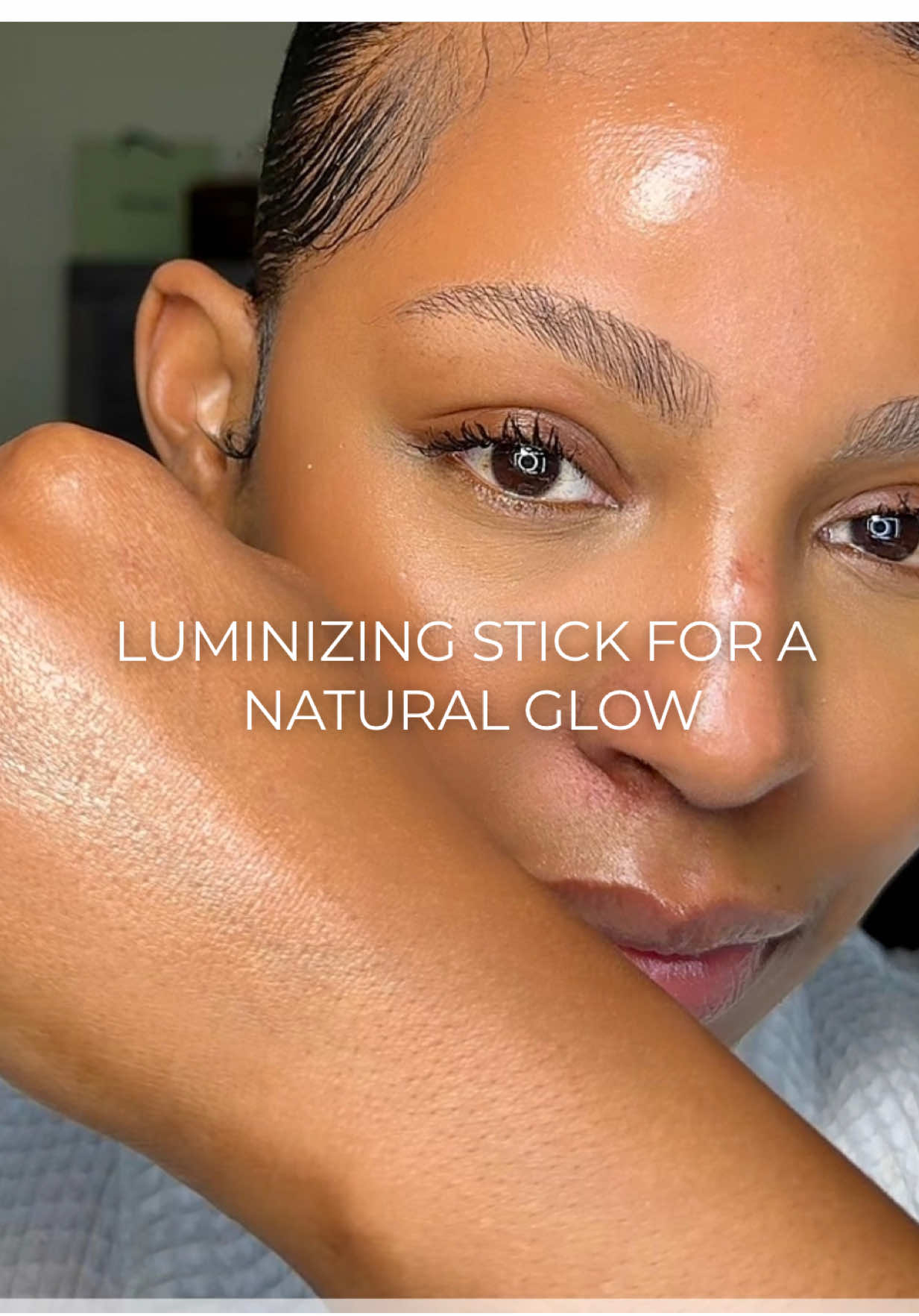 This is how you’re gonna get that glow from within look. ✨ @Peach & Lily #glassskin #luminizingstick #glowyskin 