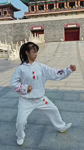 Chivalrous and soft-hearted, with lofty aspirations, iron courage and ice heart, with splendid chapters.#HuangyanMartialArts #Kungfu #MartialArts 