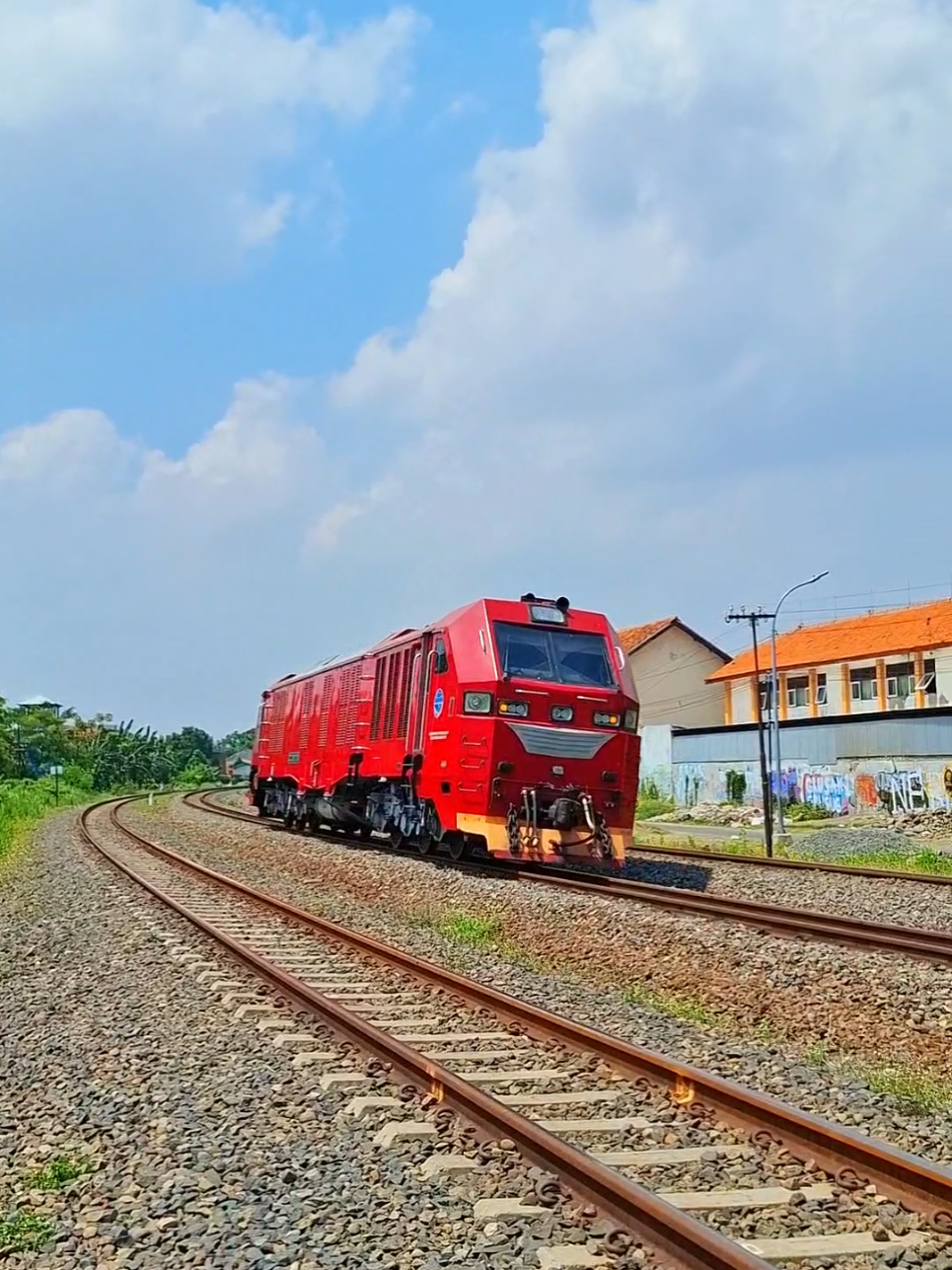 CC3001203 melintas di PJL Pertamina Tegal. Lokomotif ini menuju Ngrombo #cc300 #keretaapiindonesia #trainspotting #huntingkeretaapi 