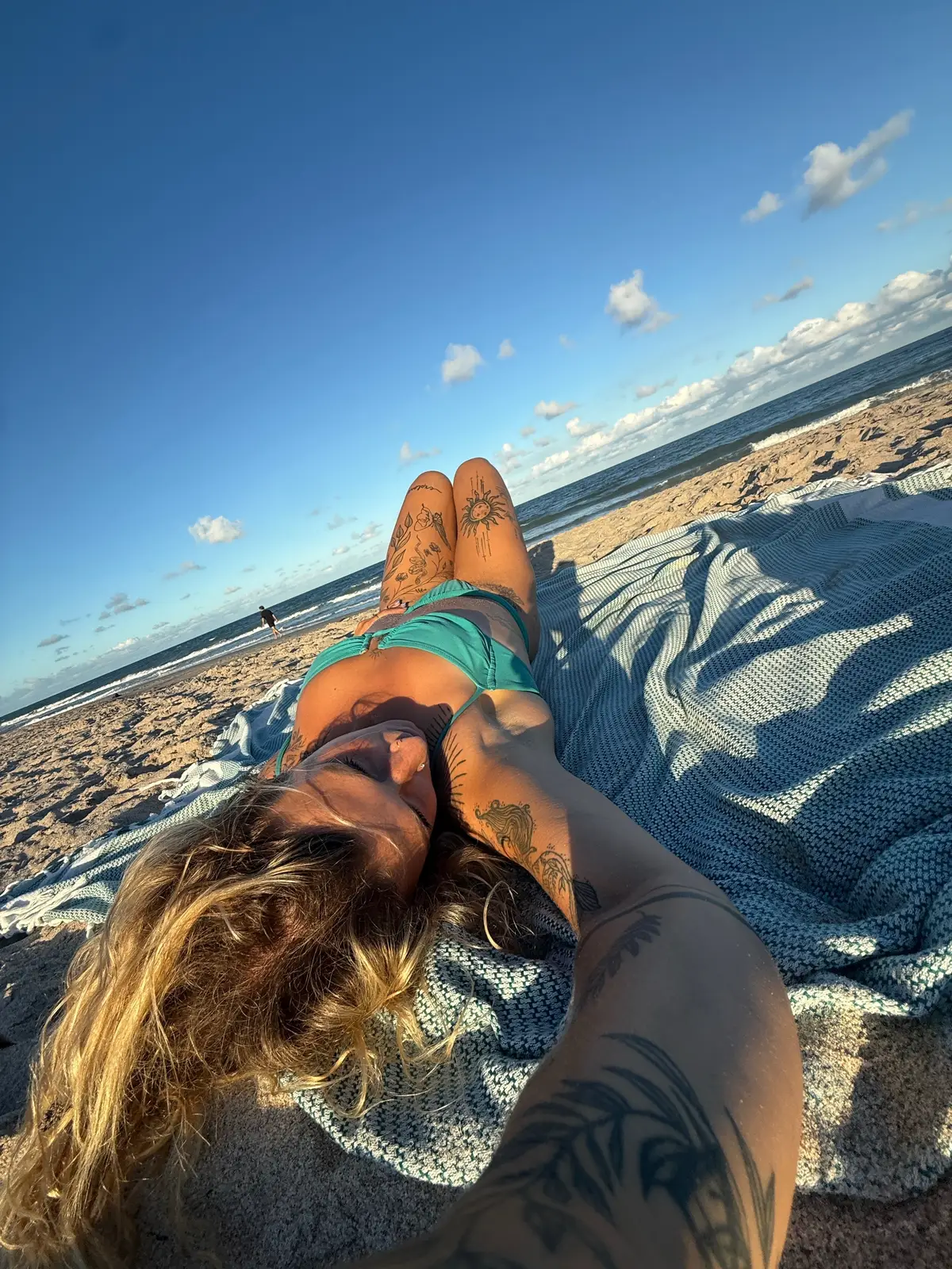 #beachvibes #tattedgirls #blondehair #tattoostencil #tattoos #miamibeach 