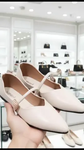 Flat Shoes Wanita, Sepatu yang tak hanya cantik dipandang, tapi nyaman dipakai. Flat Shoes Wanita #flatshoeswanita #sepatupantofel  #sepatuflatshoesterbaru2025 #sepatuflatwanita #flatshoes 