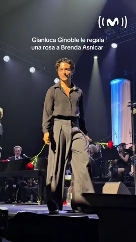Gianluca Ginoble le regaló una rosa a Brenda Asnicar durante el show 🌹❤️ @ilvolomusic  #IlVolo #MovistarArena #ShowEnVivo #gianlucaginoble #brendaasnicar 