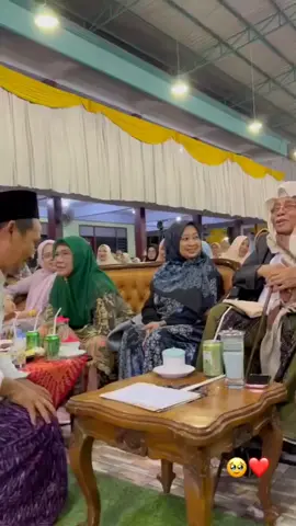 Kaget Melihat Adab Ada jenis manusia baru di zaman ini — yang terlalu lama hidup tanpa adab, hingga ketika melihat orang lain beradab, mereka kaget. Refleks menuduh: feodal. Mereka sudah lupa bahwa berdiri di hadapan guru bukan bentuk perbudakan, tapi penghormatan. Bahwa mencium tangan orang tua bukan ritual masa lalu, tapi tanda masih ada hati yang mengenal terima kasih. Tapi bagi mereka yang terbiasa membantah sebelum mendengar, menyela sebelum paham, dan menilai sebelum belajar, adab memang tampak asing. Seperti bahasa tua yang tak lagi mereka kuasai. Lucunya, mereka menyebut diri modern — padahal tak paham bedanya kesetaraan dan kesewenang-wenangan. Mereka bicara tentang kemajuan, tapi tak tahu bahwa kemajuan tanpa adab hanyalah kebodohan yang lebih bergaya. Miris, memang. Zaman di mana yang sopan ditertawakan, yang hormat dituduh menjilat,dan yang menjaga adab dianggap belum melek zaman. Padahal yang benar bukan siapa yang paling lantang bicara, tapi siapa yang masih tahu kapan harus diam — karena di hadapan ilmu, yang beradab akan menunduk, sedang yang tak beradab, tak tahu lagi ke mana harus memandang. mas dwy sa.  tau beliau kan.? cukup beliau sebagai contoh dan  jawaban buat orang orang yang benci kyai , santri dan pesantren.  📷 gus baha & Romo yai Nurul Huda Djazuli semoga kita semua mendapat berkah beliau berdua amin... #santri  #gusbaha#pesantren #trans7 #fy 