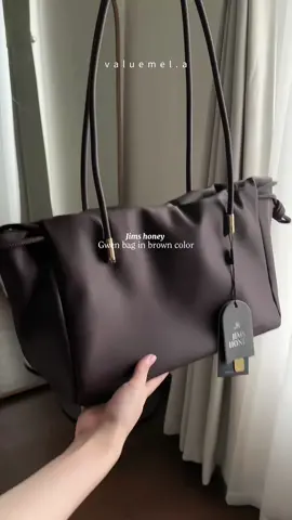 Kenapa baru tau sekarang tas ini lega bahannya lembut top deh @Jims Honey Official Shop #gwenbag #shoulderbag #jimshoney #tascoklat #tasngampus 