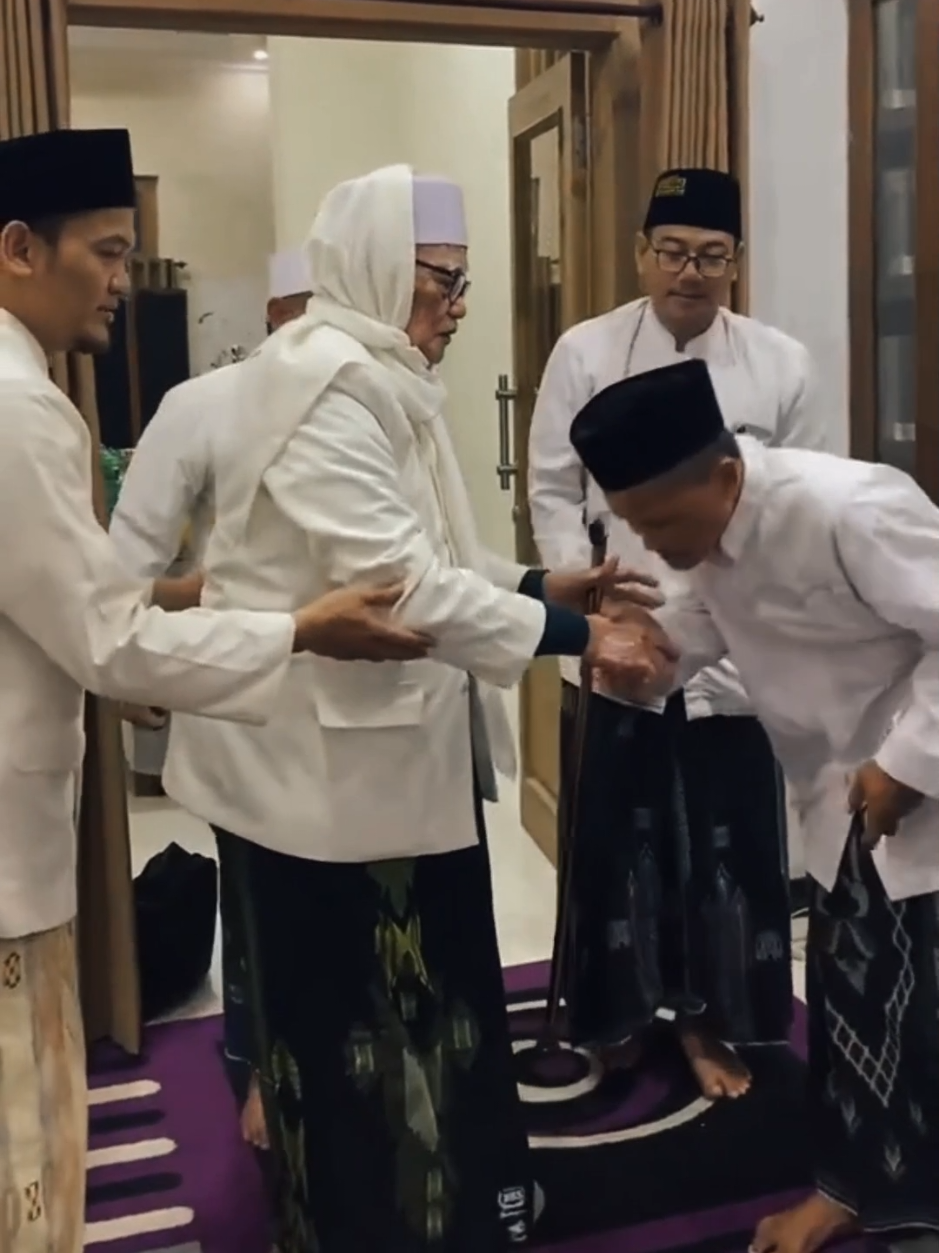 Mohon izin kepada keluarga besar Pondok Pesantren Lirboyo Saya bukan santri Lirboyo, hanya seseorang yang sangat menghormati Kyai Anwar Manshur. Video ini saya unggah bukan untuk kepentingan pribadi, melainkan sebagai bentuk pembelaan terhadap berita yang sempat beredar di media tentang kabar/isu yang tidak benar. #boikottrans7 #trans7 #cintaulama  #pesantren  #khanwarmanshur 