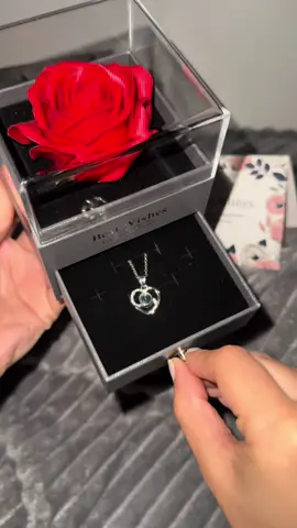O presente perfeito para sua namorada, esposa, amiga 🌹❤️ Caixa com flor perfeita para presentear, e acompanha um presente surpresa: colar que reflete eu te amo em vários idiomas 🥹    #caixacolarcomflor #presenteparanamorada #colar #colarcomflor #presente 