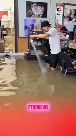 Lũ lớn nước tràn vào nhà thanh niên nhanh trí dải lưới cải thiện bữa cơm 