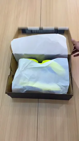 Kuningnya nyala, kece-nya gak ada obat 😎💛 Biar tiap langkah lo stand out kayak performa sepatu ini 🏁 💸 699k aja di PHC Sport #AdidasAdizero #AdiosPro4 #SepatuRunningKeren #PHCSport #OOTDRunning 