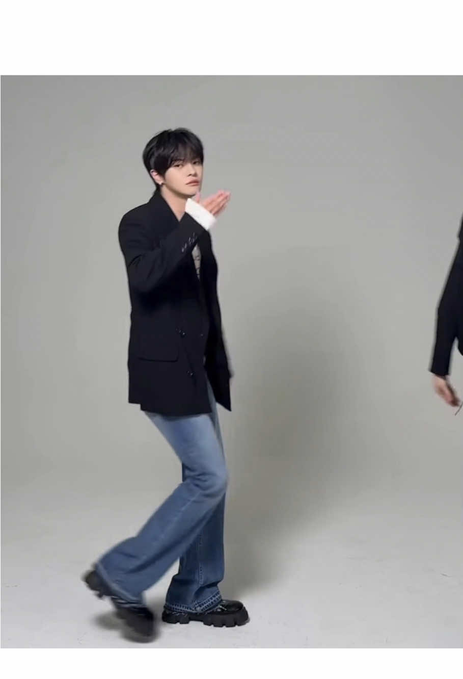 Ur smile’s so pretty irio~ plz keep ur smile for us~ when we see ur smile its like medicine~ 💘  . . . #LEELEO #leo #alphadriveone #ALD1 #LEOWON 