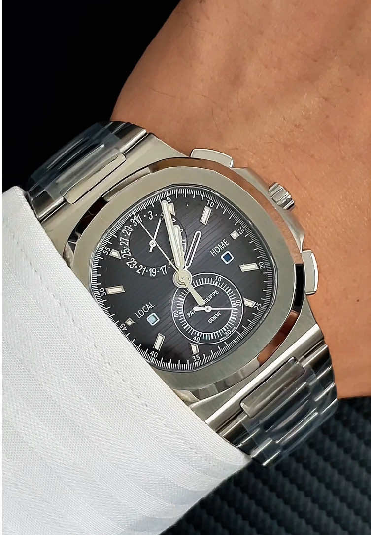 Même modèle de montage de la Nautilus 5990, en acier 904L associé à un processus de polissage, reproduisant parfaitement l'original, avec un mouvement intégral synchronisant les fonctions du mouvement d'origine. La boîte de montre en acier, traitée par un processus de polissage, présente des détails avec des motifs de brossage, alliant classicisme et luxe. #customizedwatch #luxurywatch #nautilus #5990 