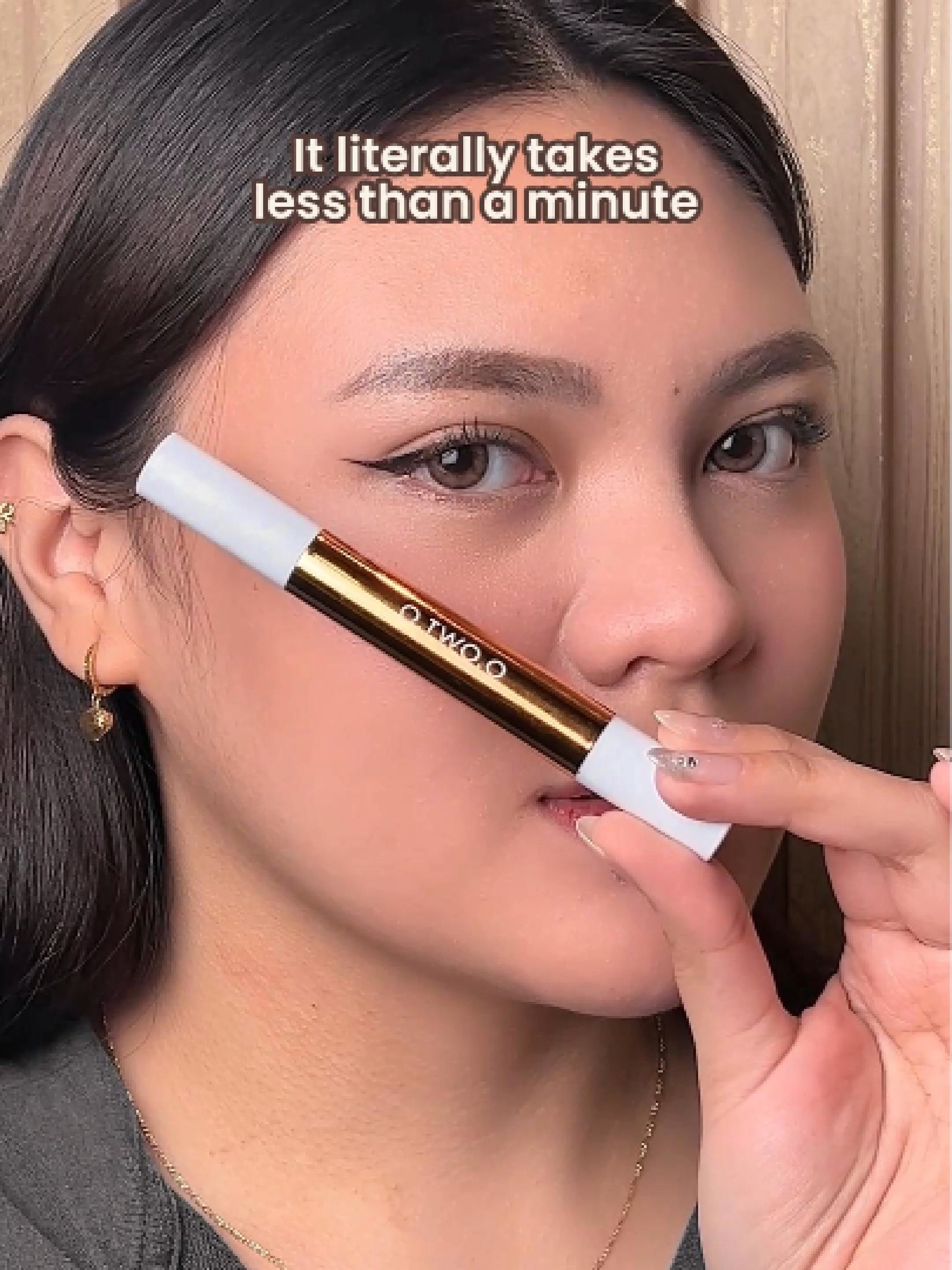 Eyeliner in under 60 seconds? Yes, please. O.TWO.O stamp liner is a game-changer. Grab yours in the yellow basket! #otwoophbeauty #Eyeliner #eyelinertutorial #eyelinerhack