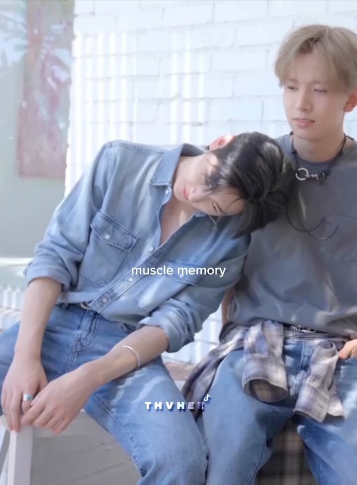 mau pegang pinggang ya... tahan seung 😭 #heehoon #heeseung #sunghoon #enhypen #engene 