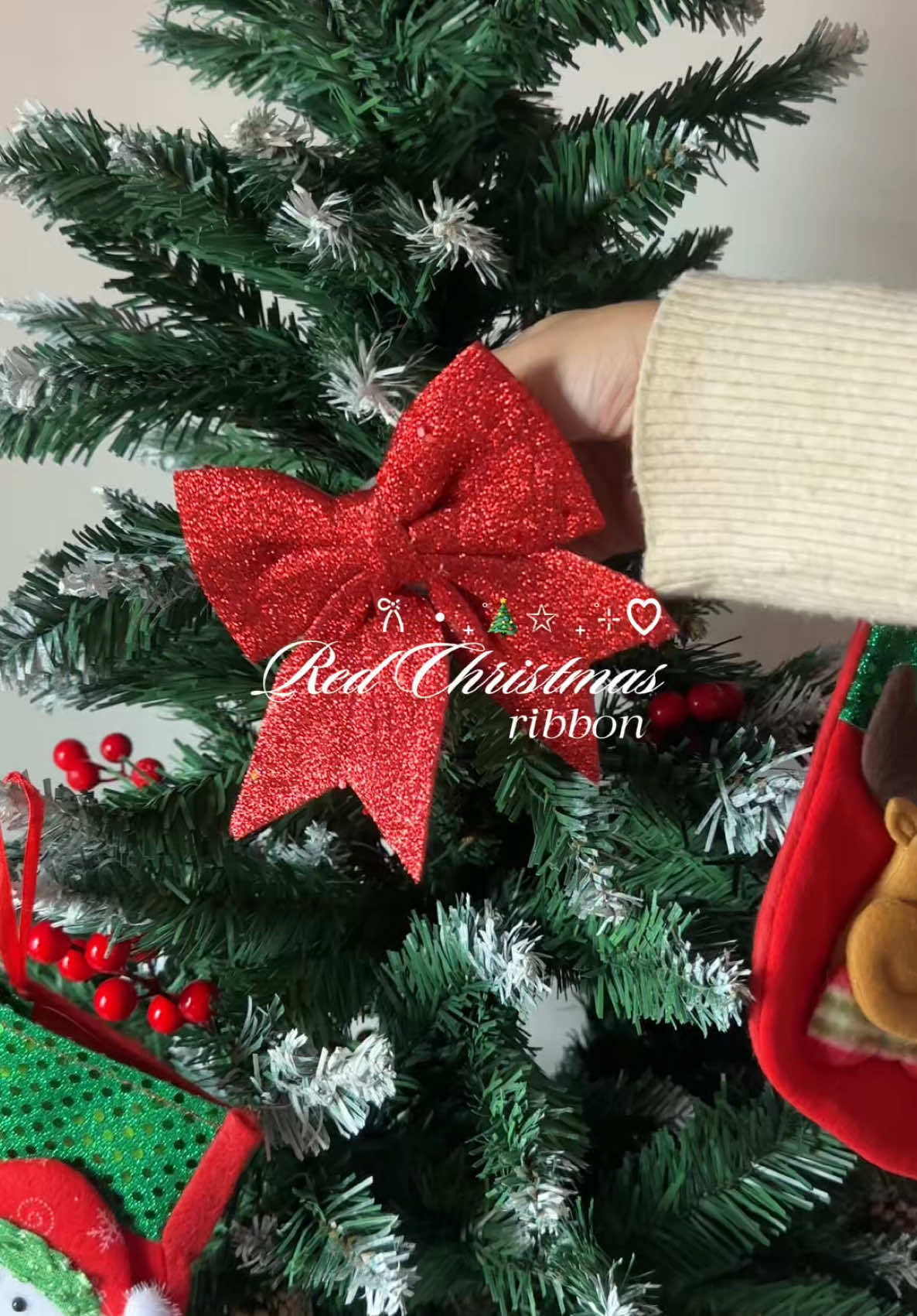 My Christmas Tree looks so perfect with this glitter bowknot ornaments! 🎀✨🎄 #christmasbowknot #glitterribbon #christmasdecor #christmasornaments #christmastree