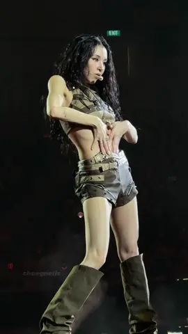 a performance that lives rent free in my head 😭🤎 Chaeyoung performing ‘RIGHT HAND GIRL’ TWICE “THIS IS FOR” World Tour Singapore D1 thank you theedventurermd (on ig) for the amazing fancam 🫶 #chaeyoung #twice #fancam #채영 #트와이스 