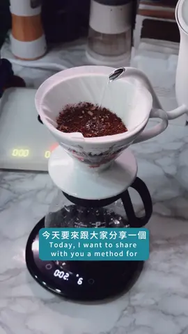 【大份量手沖法】 🎵 與你分享的快樂勝過獨自擁有 這次來跟大家分享一口氣，沖煮大份量的咖啡給親戚朋友喝的小祕訣🤩 --- 影片中使用的物品 咖啡豆 👉 @lifetime_cafe_145 Kenya Gichuka Washed AA 磨豆機 👉 @1zpresso_tw K Ultra 刻度 9 手沖壺👉 @hariotaiwan 溫控壺 濾杯👉 @hariotaiwan V60 大港盃 電子秤👉 @pourx.lab OURA 咖啡 35g，水溫 93 度 0:00 注水到 100g，均勻讓粉層吃水 0:30 注水到 300g，中心繞小圈 1:15 注水到 500g，中心注水後往外繞圈 2:00 注水到 600g，快速讓粉吃飽水 等咖啡流光就能喝囉，整段萃取時間約 2:50 #adcafe☕️#手沖咖啡 #手沖 #手沖咖啡教學 #手沖壺 #手沖單品 #精品咖啡 #在家喝咖啡 #咖啡 #cafe #coffee #커피 #コーヒー
