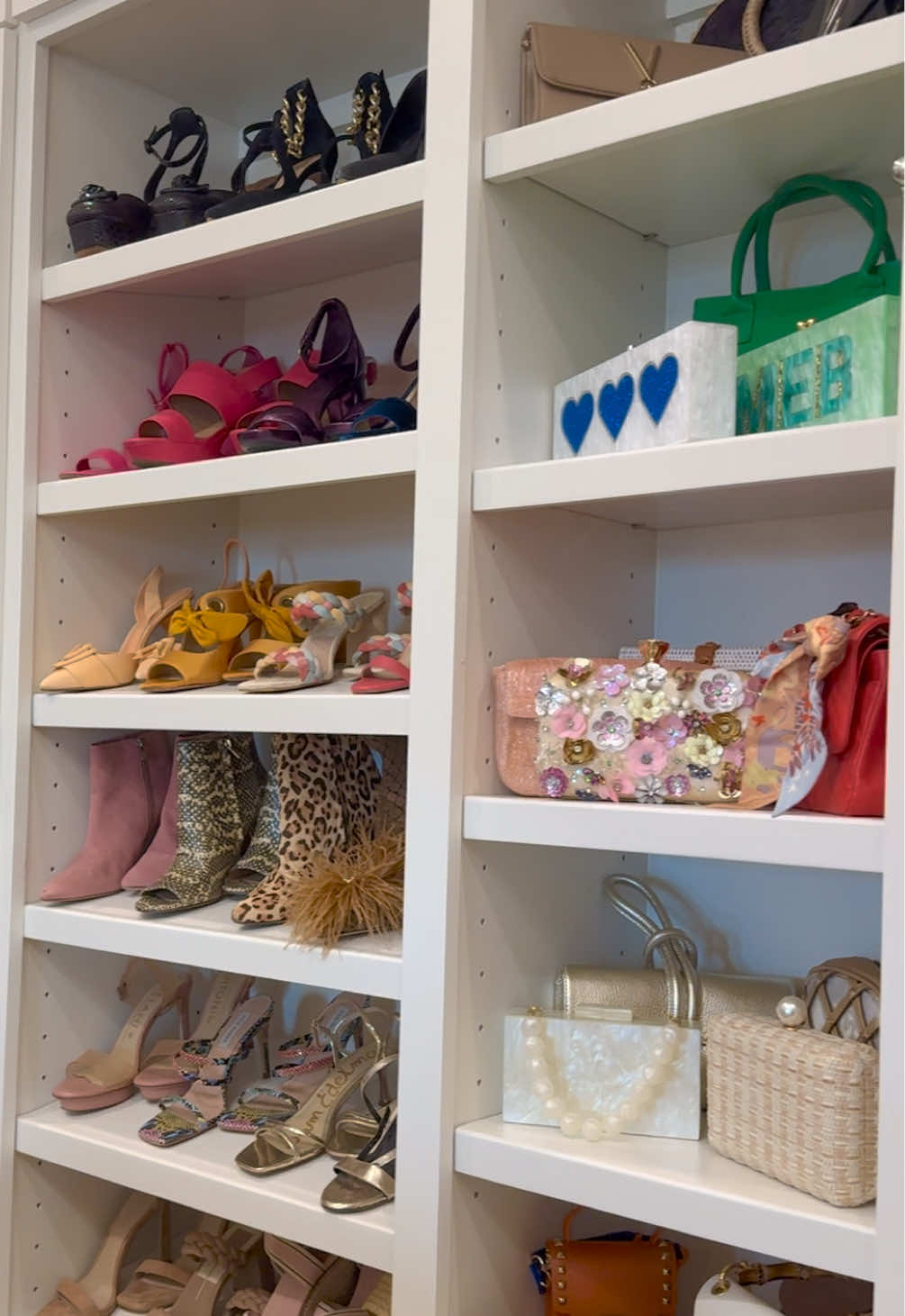 From Boxes to a Dream Closet! Unpacking after a move can feel overwhelming... but when every piece finds its perfect place, the result is pure magic. Organizing isn't just about order-it's about creating harmony and giving your home a fresh new vibe. Are you ready to transform your closet too? #ClosetOrganization #organizingbyivonne #BeforeAndAfter #OrganizedCloset