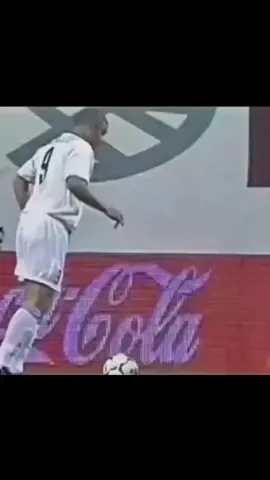 “Trước khi có CR7 hay Messi, bóng đá từng có một người đến từ hành tinh khác – Ronaldo de Lima.”  “R9 – biểu tượng của tốc độ, kỹ thuật và bản năng săn bàn thuần khiết nhất lịch sử.” #ronaldodelima  #brasil🇧🇷  #xuhuong 