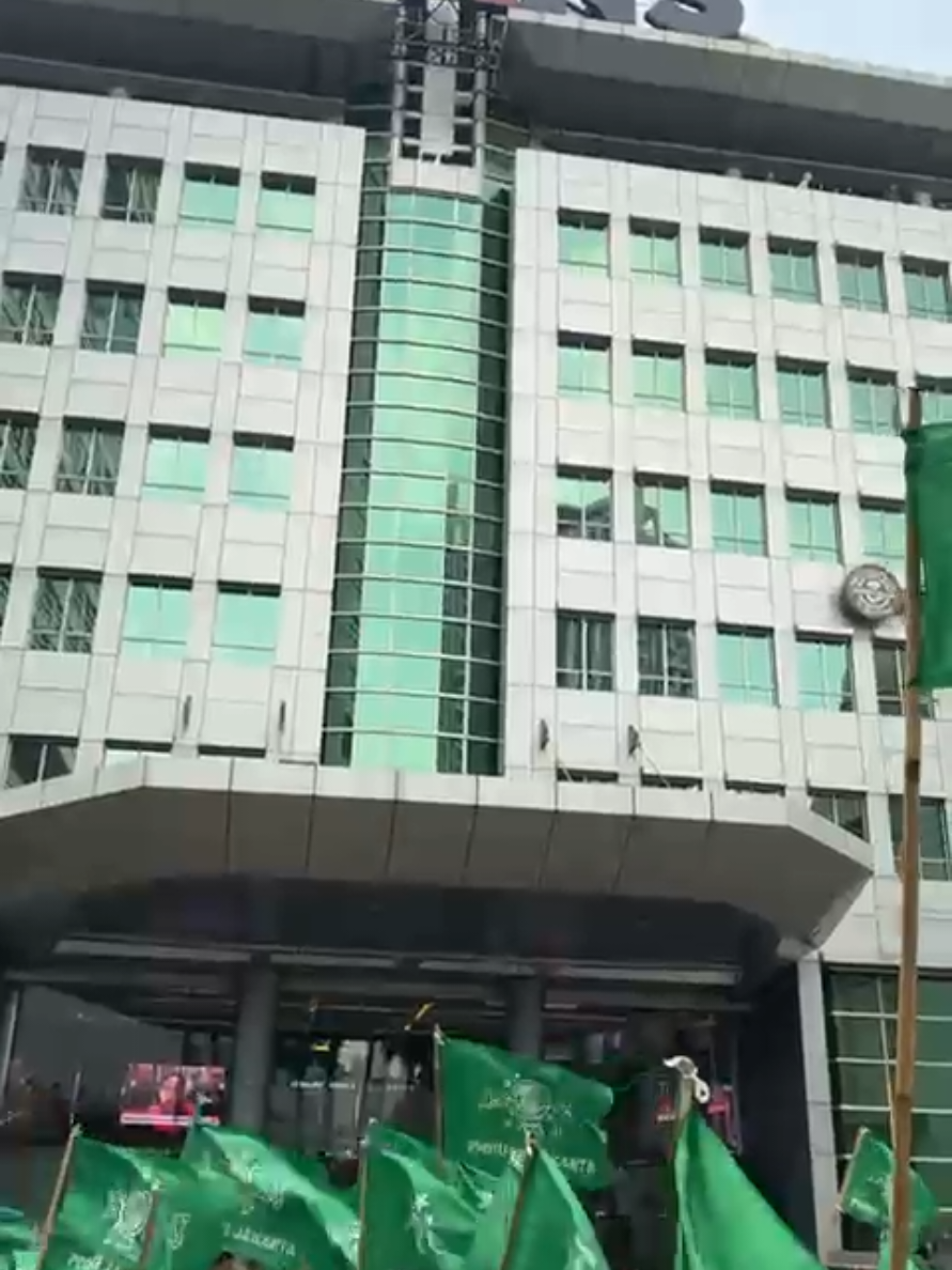 Ribuan masa mulai gruduk Trans7, ini jadi peringatan bagi media-media agar tidak seenaknya membuat konten yang menghina kelompok tertentu. #boikottrans7 #boikottranstv 