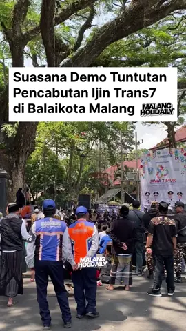 Ratusan massa berkumpul di samping Balaikota Malang menuntut pencabutan ijin Trans7. Aksi itu dipicu oleh salah satu tayangan Trans7 yang viral karena membahas budaya pesantren.  #malang #infomalang #malanghits #malangterkini #trans7 