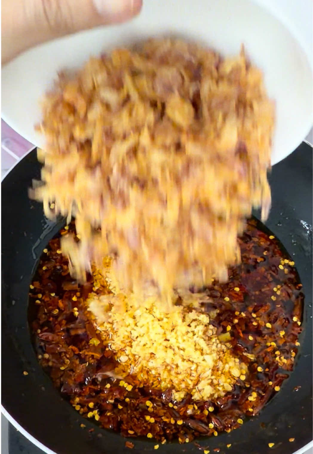 ทำ‘พริกน้ำมันหอมเจียวกรอบโถแก้วดราม่า7แบ้งแดง ก๊อปไวรัลทอดไข่ดาวกรอบแซ่บนรกขุมมินิมอล’ 🍯🌶️💥✨ #พริกน้ํามัน #น้ำพริก #MasterTomTom #Ohayotofu #TikTokพากิน 