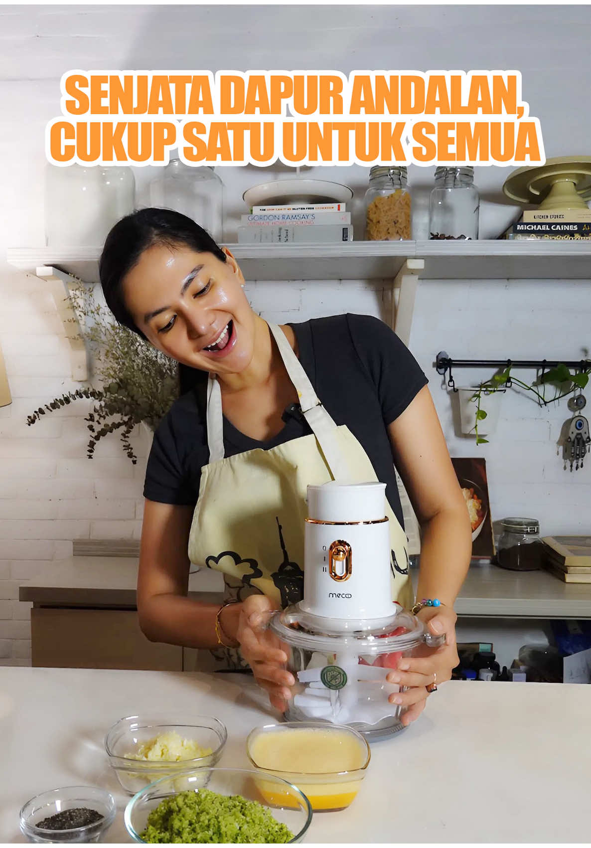 Chopper mana yang kasih garansi 2 tahun setelah beli ???? Multifungsi, dengan fitur bisa kupas kulit bawang loh ! Wah yang punya katering kebantu banget sih ini. Mau motong sayur jadi lebih cepet, jus buah bisa, giling bumbu juga ok, sampe kocok telur bisa banget. Chopper estetik ini dari @mecoo . Designnya cakep kan, sesuai dengan kemampuan komplitnya. Jadi udah tau ya harus pilih sahabat dapur yang mana? Pilih chopper @mecoo.id  #mecoo #mecoochefchitra #chefchitra #chefchitraAPPROVED #alatmasak