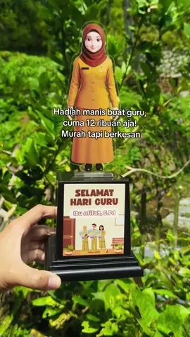 Guru bahagia, dompet juga bahagia! Cuma 12 ribuan udah bisa kasih piala custom manis buat Hari Guru 💐 Murah tapi penuh makna ✨ #HariGuru2025 #PialaCustom #HadiahGuru #MurahTapiBerkesan #CustomGift 