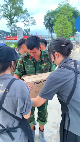 Layback gửi tặng chút quà nhỏ đến các chú bộ đội đang hỗ trợ bà con Thái Nguyên khắc phục hậu quả sau cơn lũ lịch sử 💚 Cảm ơn các anh – những người hùng thầm lặng 🌿 Chúc các anh luôn mạnh khỏe, chân cứng đá mềm! 🇻🇳 #Layback #tradacsanthainguyen 