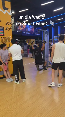 Un dia normal en un Smart Fit de Lima , Perú jajaja #smartfit #limaperu🇵🇪 #lima #foryou #foryoupage❤️❤️ 