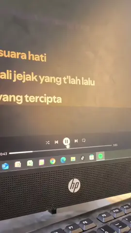 orang yang mungkin anda kenal ~ ~ ~ #fypシ #lyricsvideo #diujungjalan #4u #lewatberanda @PDI Perjuangan 