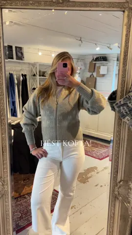 Märtha jacket från märket Hést!!🩷 Shoppa allt på vår hemsida Millami.com eller i butiken här på Käringön! #héstjacket #héstkofta #knittedshirt #hest #fashiontok 
