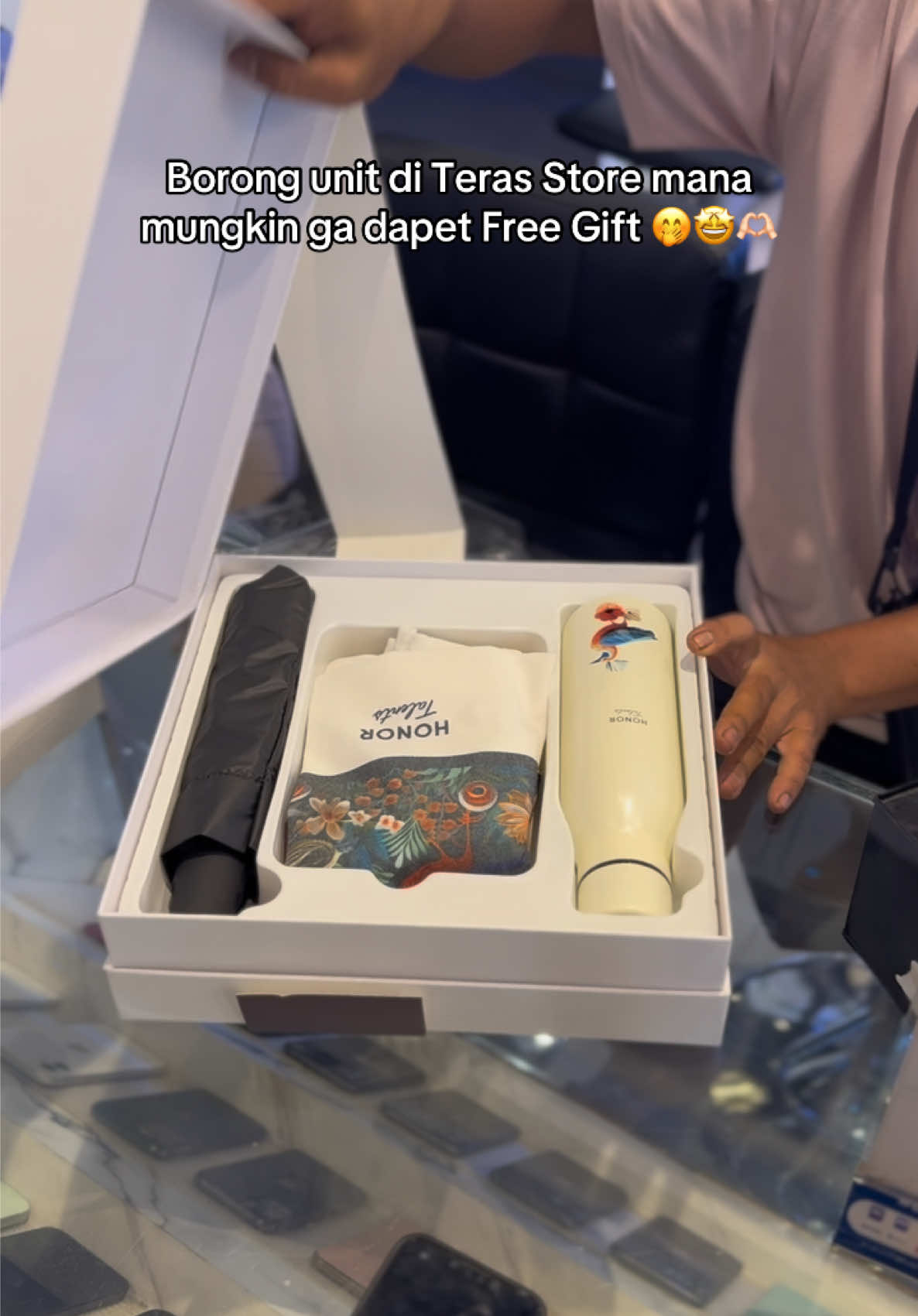 Siapa yg mau dapet free gift box jugaa nih?? Komen yaa dan jangan lupa dm mimin untuk amanin stock impian kalian 😍🫶🏻  Cash✅ Kredit✅ Split Payment✅ #terasstore #terasstorejepara #iphonemurahjepara #iphonejepara #honorpad 