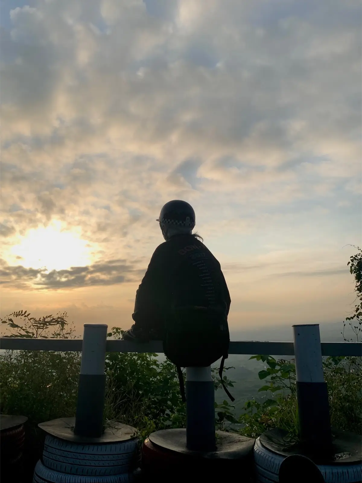 “ê đi ba vì không?” “hả, nhưng mai t đi làm” “thế có đi không?” “nhưng t với chúng m mới quen nhau mà” “thế có đi không?”