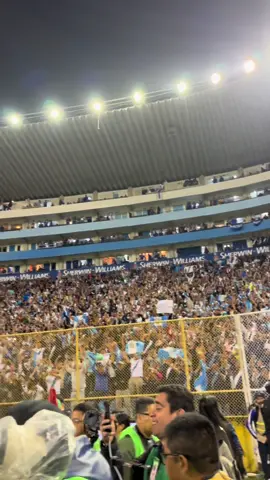 ASI CELEBRA NUESTA SELECCION NACIONAL LA VICTORIA🔥🤯🤯🥺🥺😭😭😭 #guatemala #elsalvador #Futbol #deportesentiktok #viraltiktok 