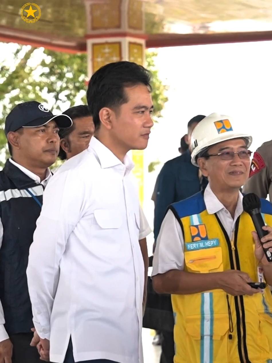 Wapres tinjau Bendungan Way Apu di Kabupaten Buru. Pembangunan bendungan ini merupakan salah satu Proyek Strategis Nasional yang akan memberikan manfaat nyata bagi masyarakat dalam mendukung ketahanan pangan dan energi nasional. Ditargetkan pembangunan ini selesai pada September 2026. Pembangunan merata, manfaat nyata ..💪.. #GibranDiMaluku #Betabersamagibran #WapresDiMaluku #GibranUntukIndonesiaTimur #Gibransapabasaudara