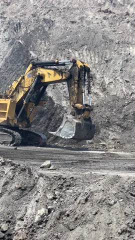 jalan sambil batuk 😷 #tambangbatubara #anaktambang #operatormuda #lewatberanda #fyp 
