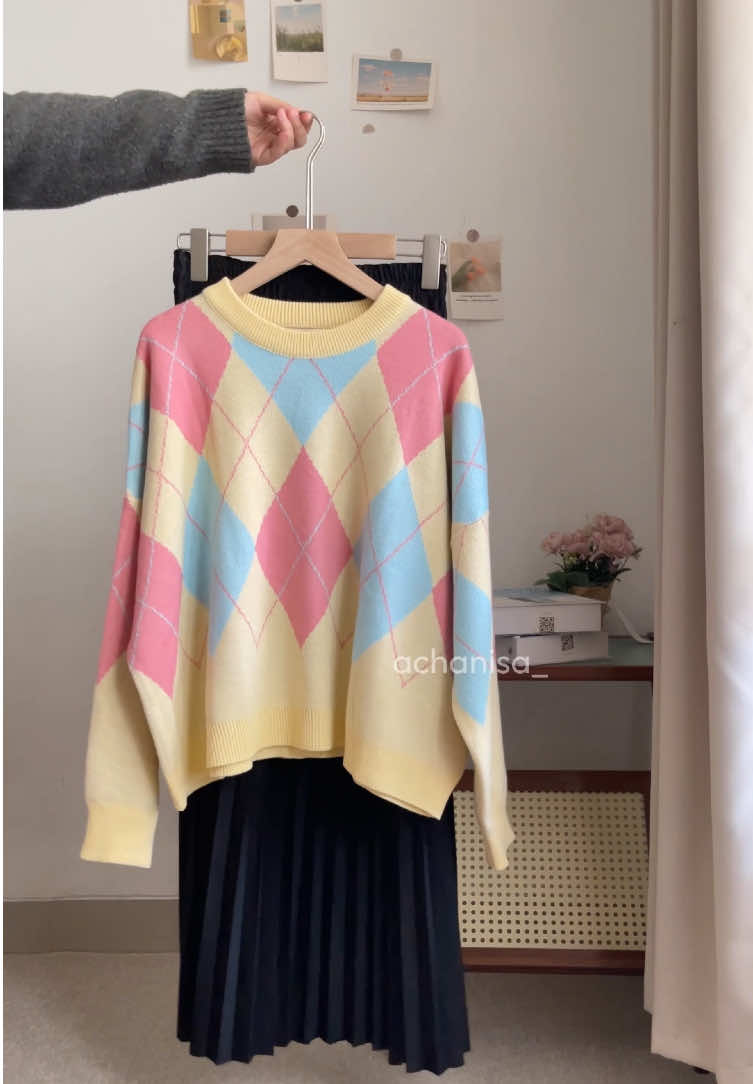 Cutesy nan gemash sekali sweater oversize ini (˶ᵔ ᵕ ᵔ˶) perpaduan warnanya itu lohhhh bikin fresh✨🌸🩵 motifnya jg cakep pwoool recomended! — #fyp #outfitideas #sweater #sweateroversize #sweaterrajut 
